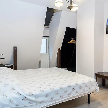 House 54 Pensión 3*